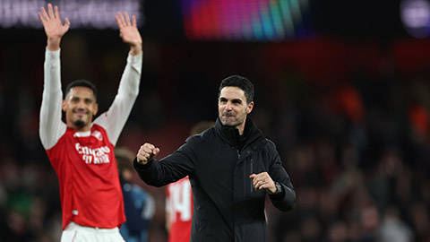 Simone Inzaghi celebrating with his Inter Milan players after beating Barcelona.